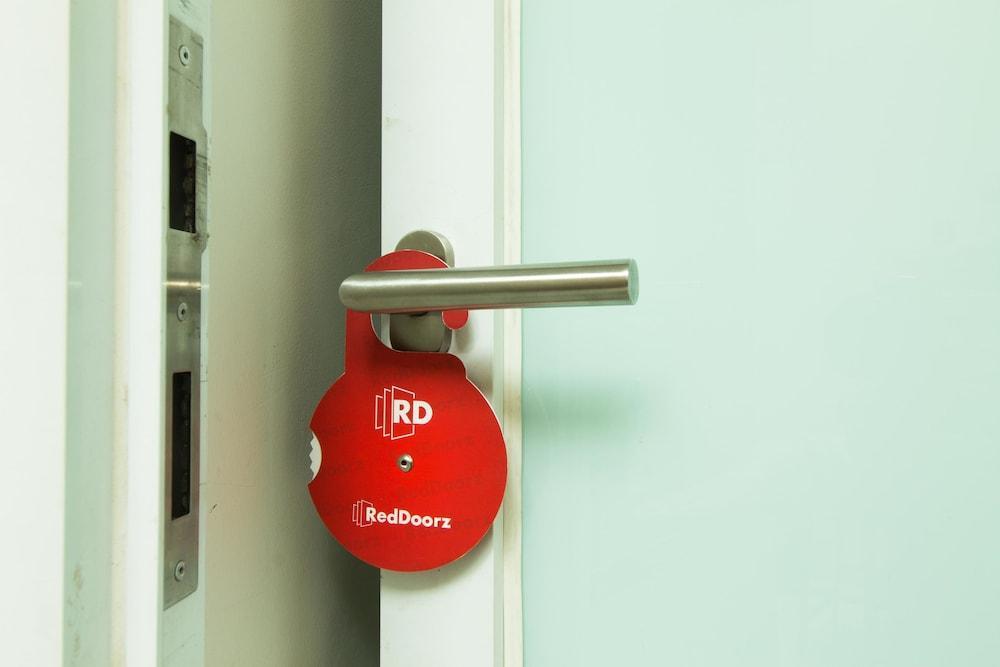 Hotel Reddoorz @ Pulomas Yakarta Exterior foto