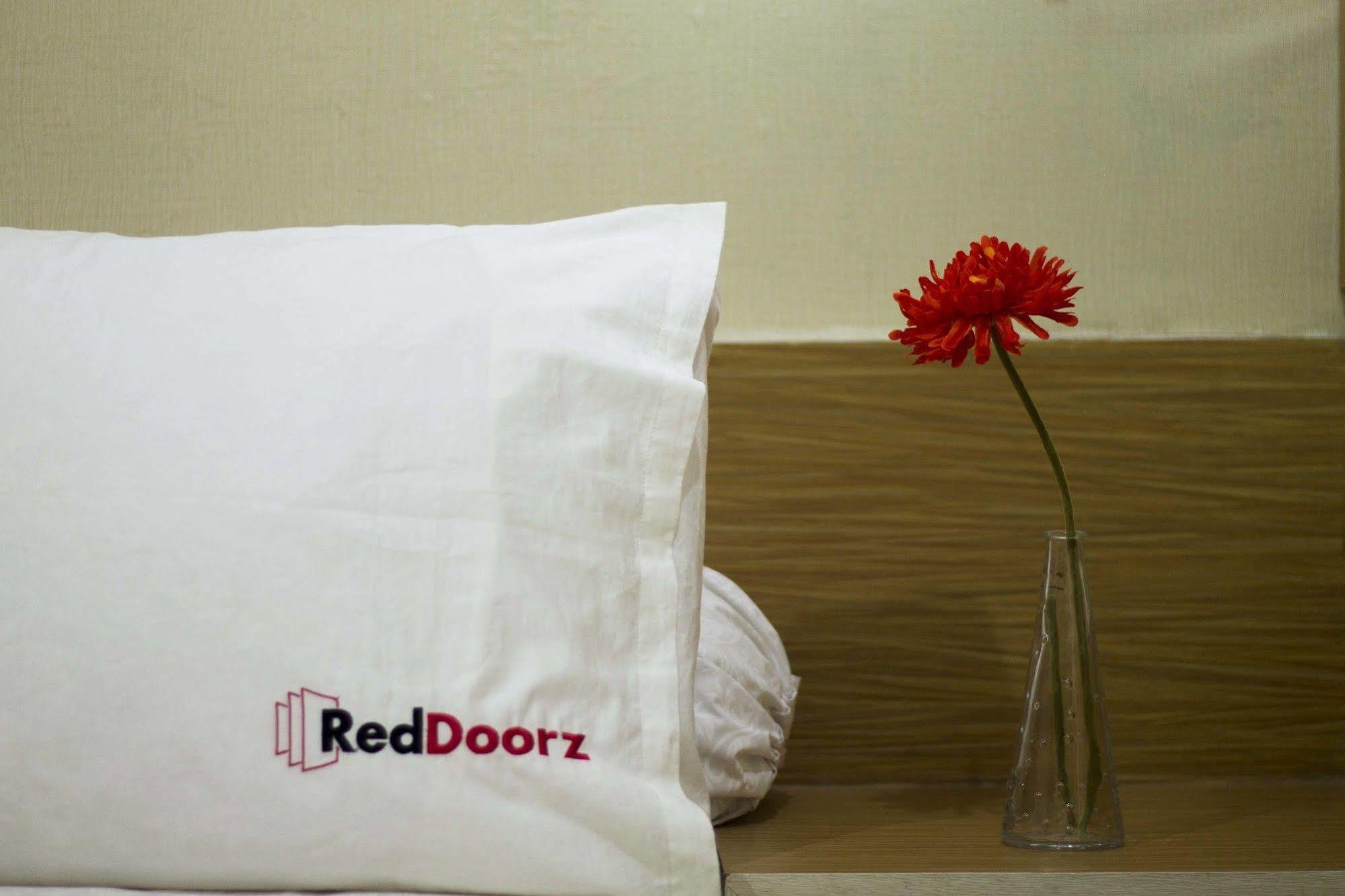 Hotel Reddoorz @ Pulomas Yakarta Exterior foto